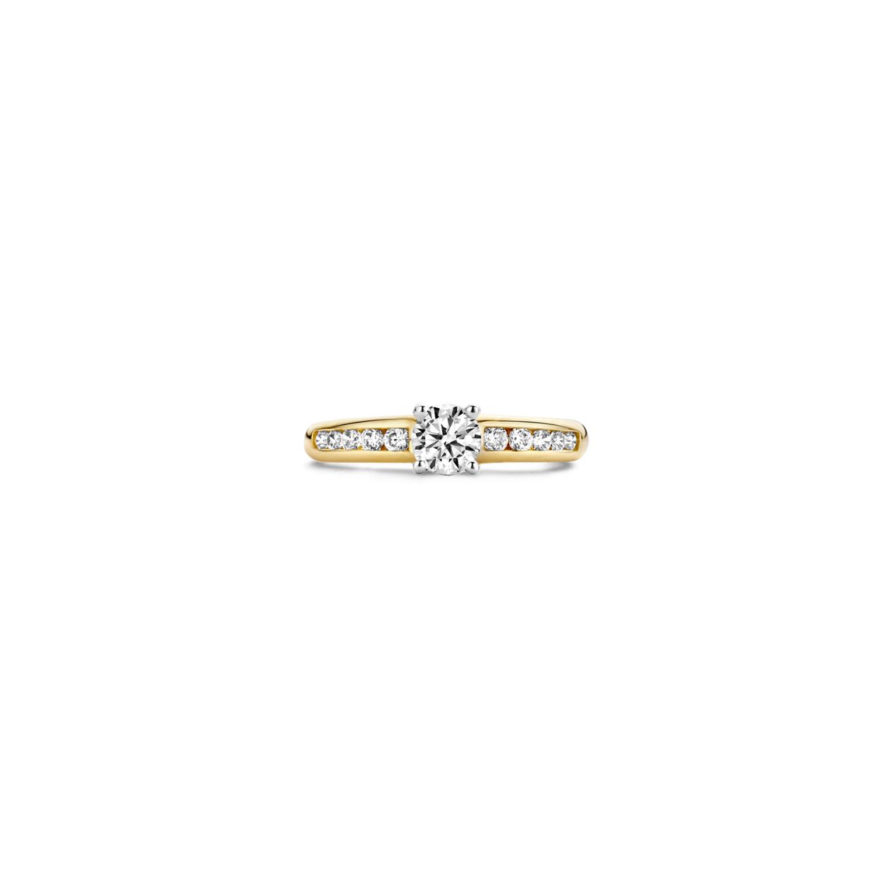 Deze klassieke 14k geelgouden ring heeft een grote zirkonia van 5 mm doorsnede in het midden en kleine zirkonia’s in pavézetting de band. De band is 3,6 mm breed. 