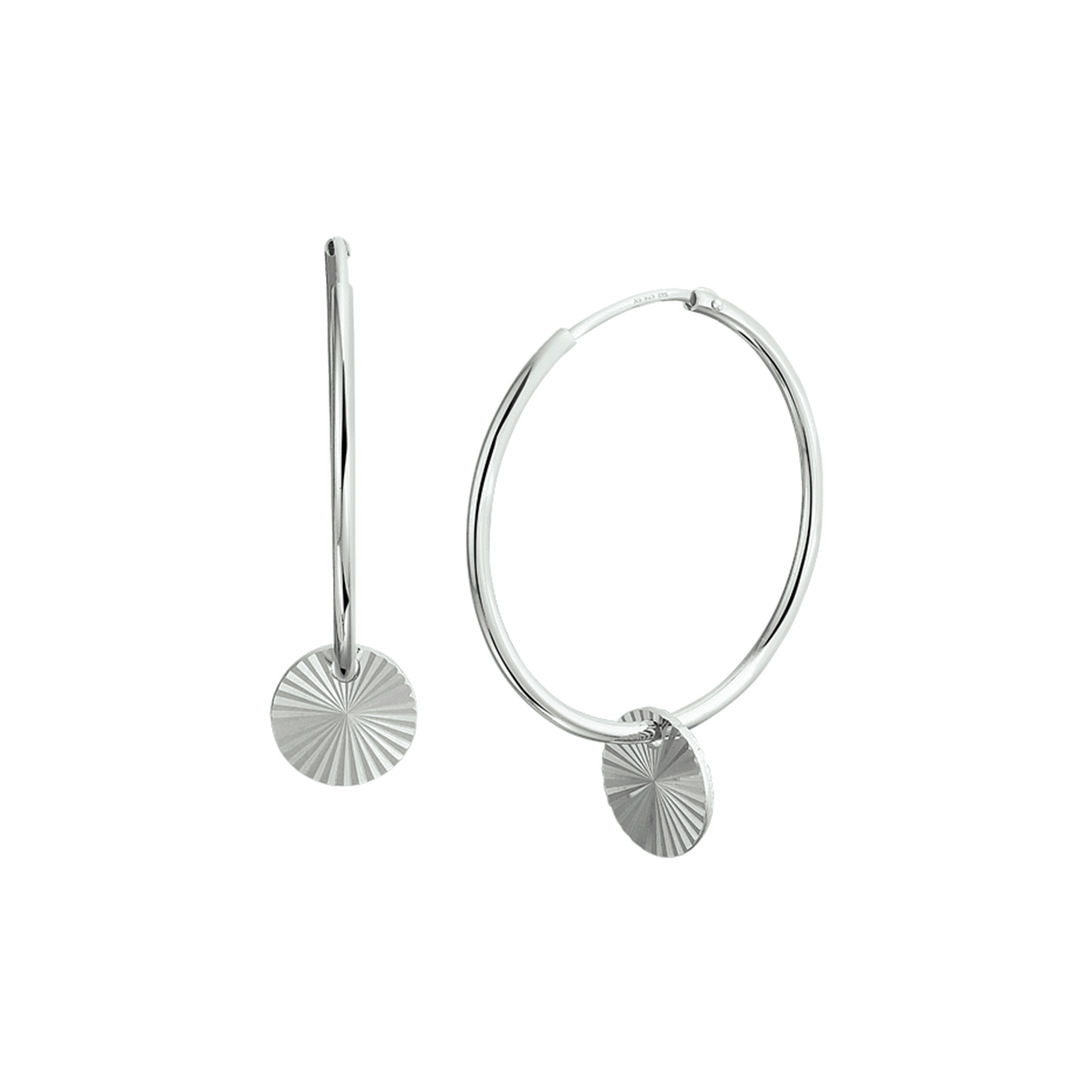 Gerhodineerd 925 zilveren oorringen uitgevoerd met een hanger in de vorm van een rondje. De hanger heeft een diameter van 10mm.