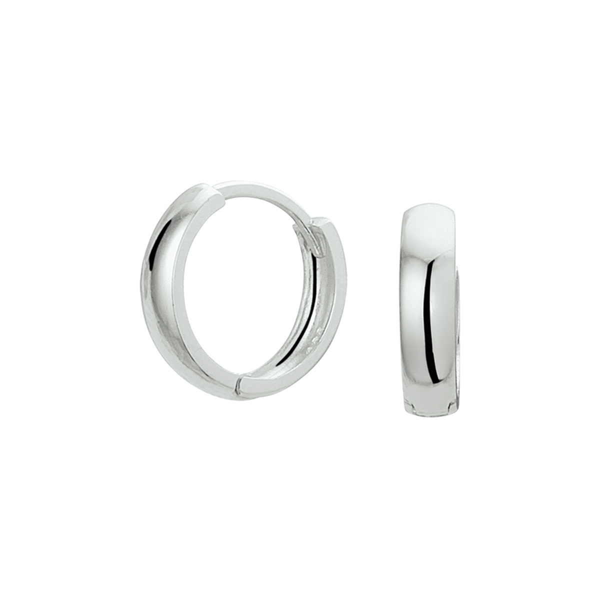 Klassieke witgouden klapoorringen met een afmeting van 12x3.2mm uitgevoerd met een stevige scharnier sluiting. Door het simplistische design zijn deze klapoorringen perfect te combineren met andere sieraden uit onze collectie of vanuit je eigen sieraden stash.
