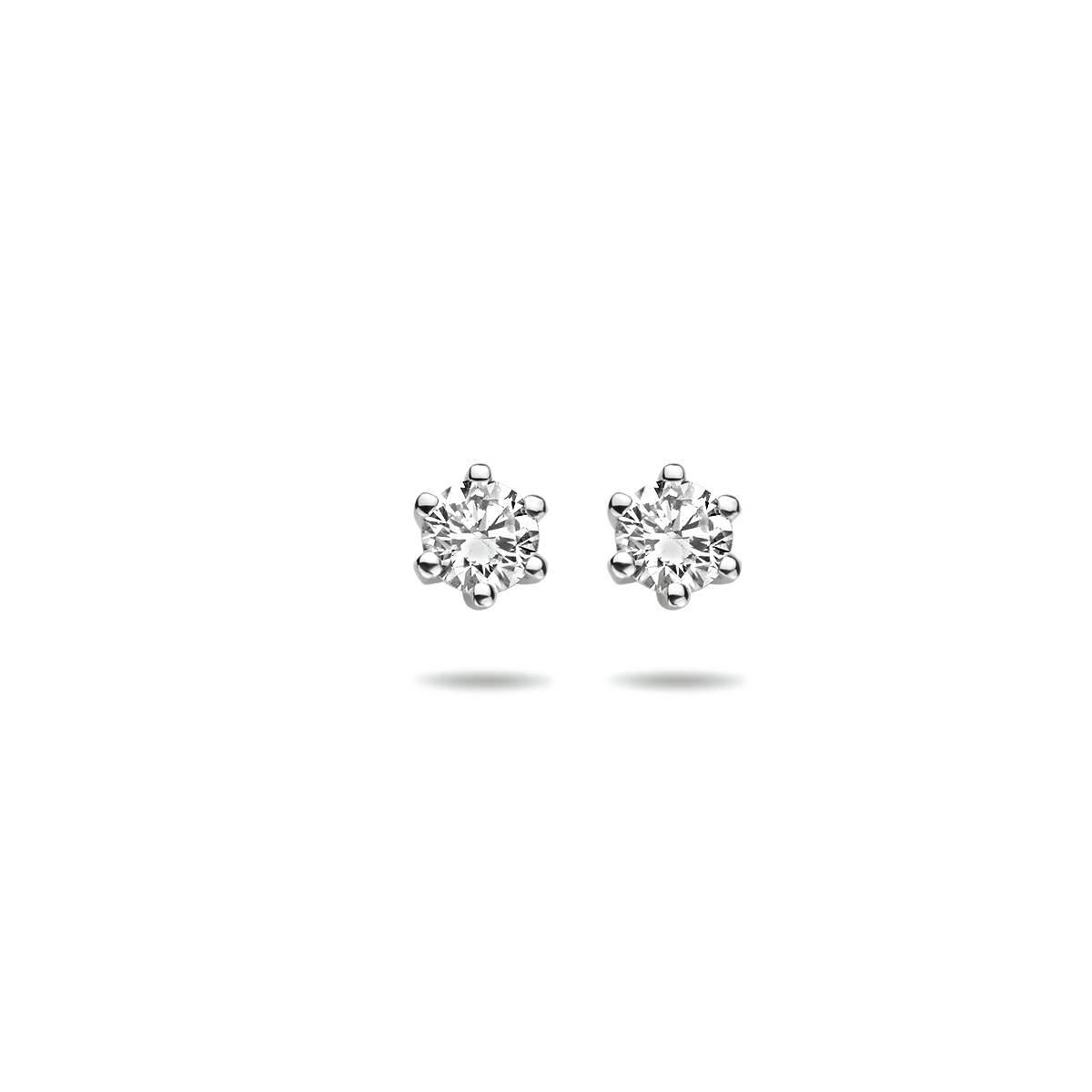 Prachtige solitaire oorstekers, gezet met 2x +/- 0,25ct F/Vs1 lab grown diamant. Lab grown diamanten zijn diamanten die ontstaan in een laboratorium. Onder extreem hoge druk en temperatuur wordt het natuurlijk ontstaansproces nagebootst met als eindresultaat een diamant met dezelfde chemische eigenschappen maar met een andere oorsprong. Deze diamanten vallen in een reeks van steengrootten vari�rend tussen de 0,23 ct en 0,29 ct.
