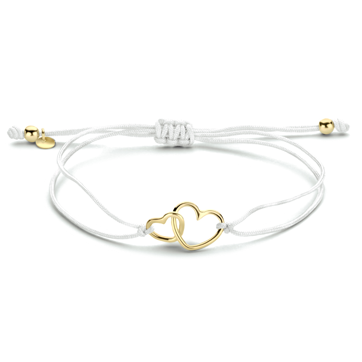 Wit katoenen armband uitgevoerd met twee geelgoud op 925 zilveren hartjes. De armband heeft een verstelbare draaglengte tot 20cm. De hartjes hebben een afmeting van 6.5x8 en 9.5x11mm. Geen garantie op plating.