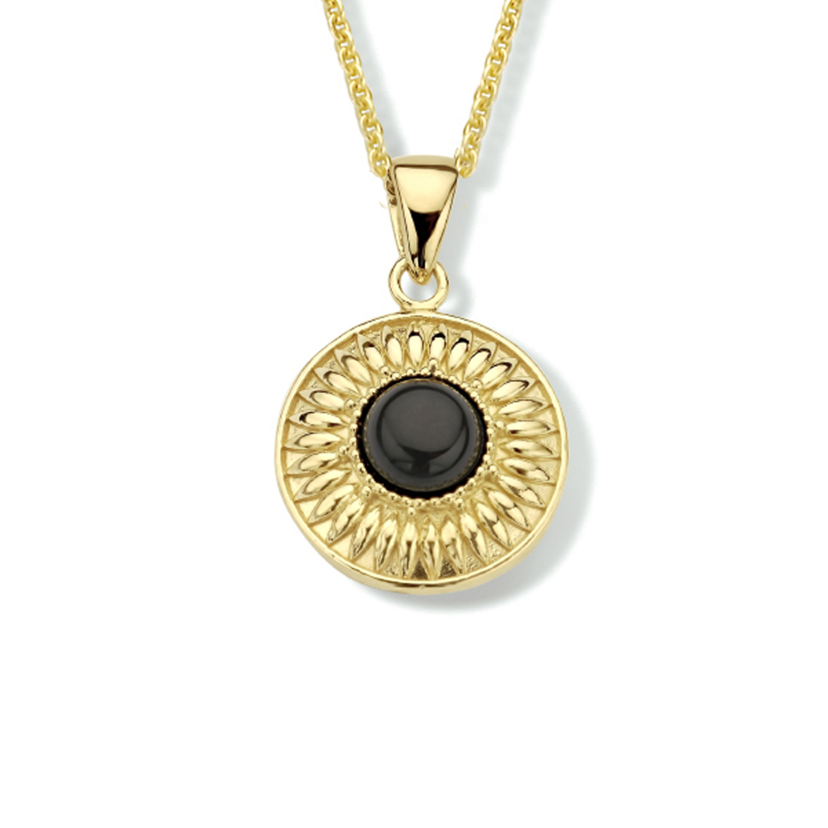 Geelgoud op 925 zilveren collier uitgevoerd met een hanger met daarin een schitterende onyx. Het collier heeft een draaglengte van 41cm met een extensie van 4cm en een stevige karabijn sluiting. De hanger heeft een diameter van 15mm. De schakelbreedte is 1.2mm. Geen garantie op plating.