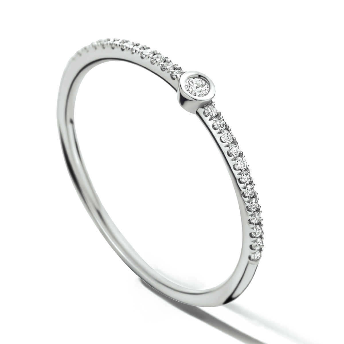 14k Witgouden ring uitgevoerd met een schitterende diamant rij. De solitair diamant heeft een diamantgewicht van 0.025ct.