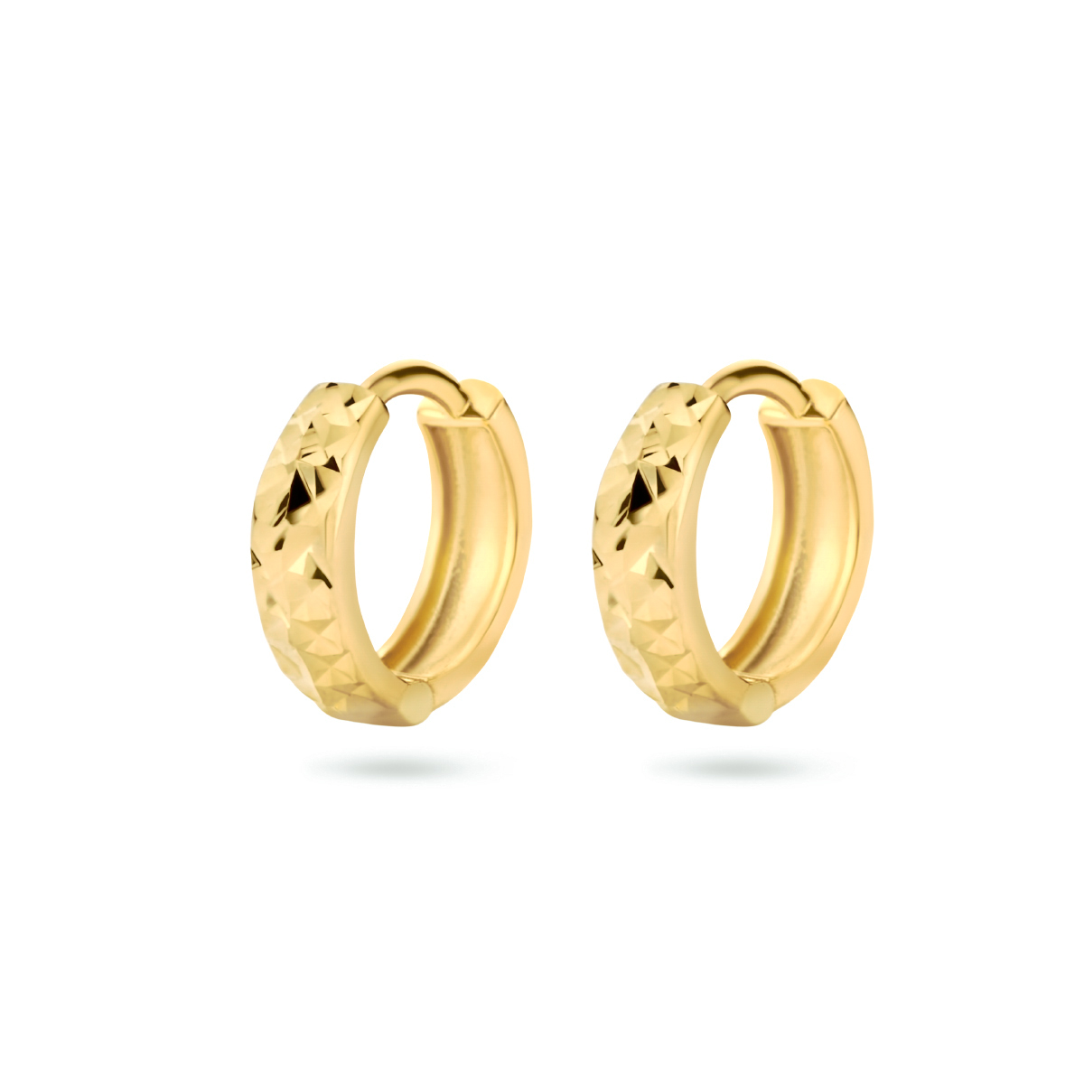 14k Geelgouden klapoorringen met een gediamanteerde afwerking. De oorringen hebben een breedte van 3.0mm.