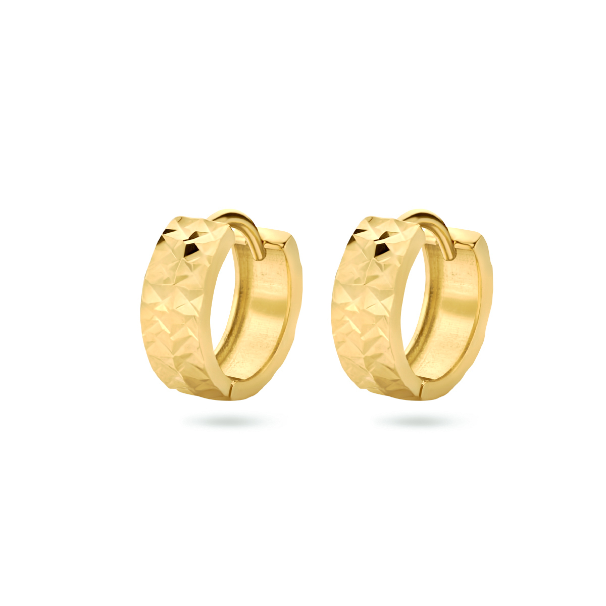 14k Geelgouden klapoorringen met een gediamanteerde afwerking. De oorringen hebben een breedte van 4.0mm.