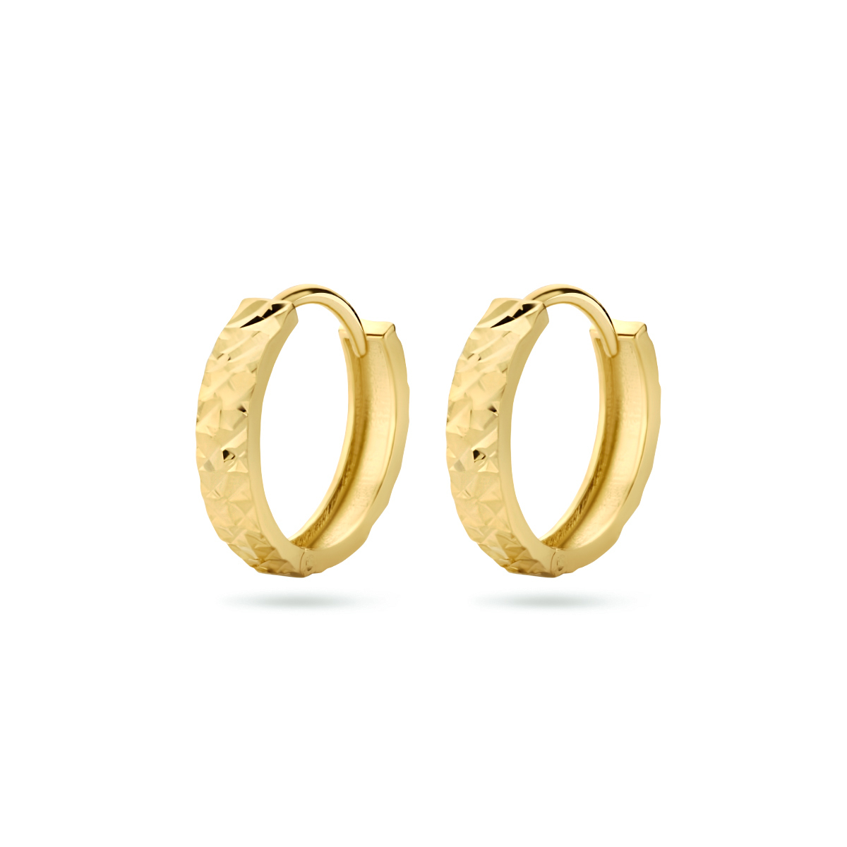 14k Geelgouden klapoorringen met een gediamanteerde afwerking. De oorringen hebben een breedte van 3.0mm.