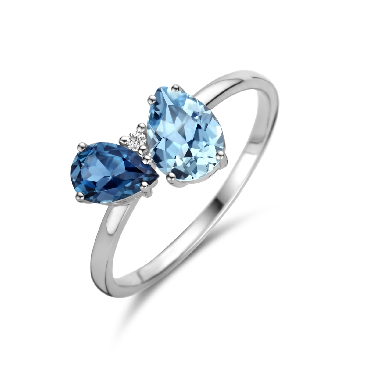 14k Witgouden ring met schitterende London blue topaas en een diamant rijzetting. De ring heeft een breedte van 9mm. De steengewichten zijn: blauw topaas 0.80ct en de London blue topaas 0.45ct.