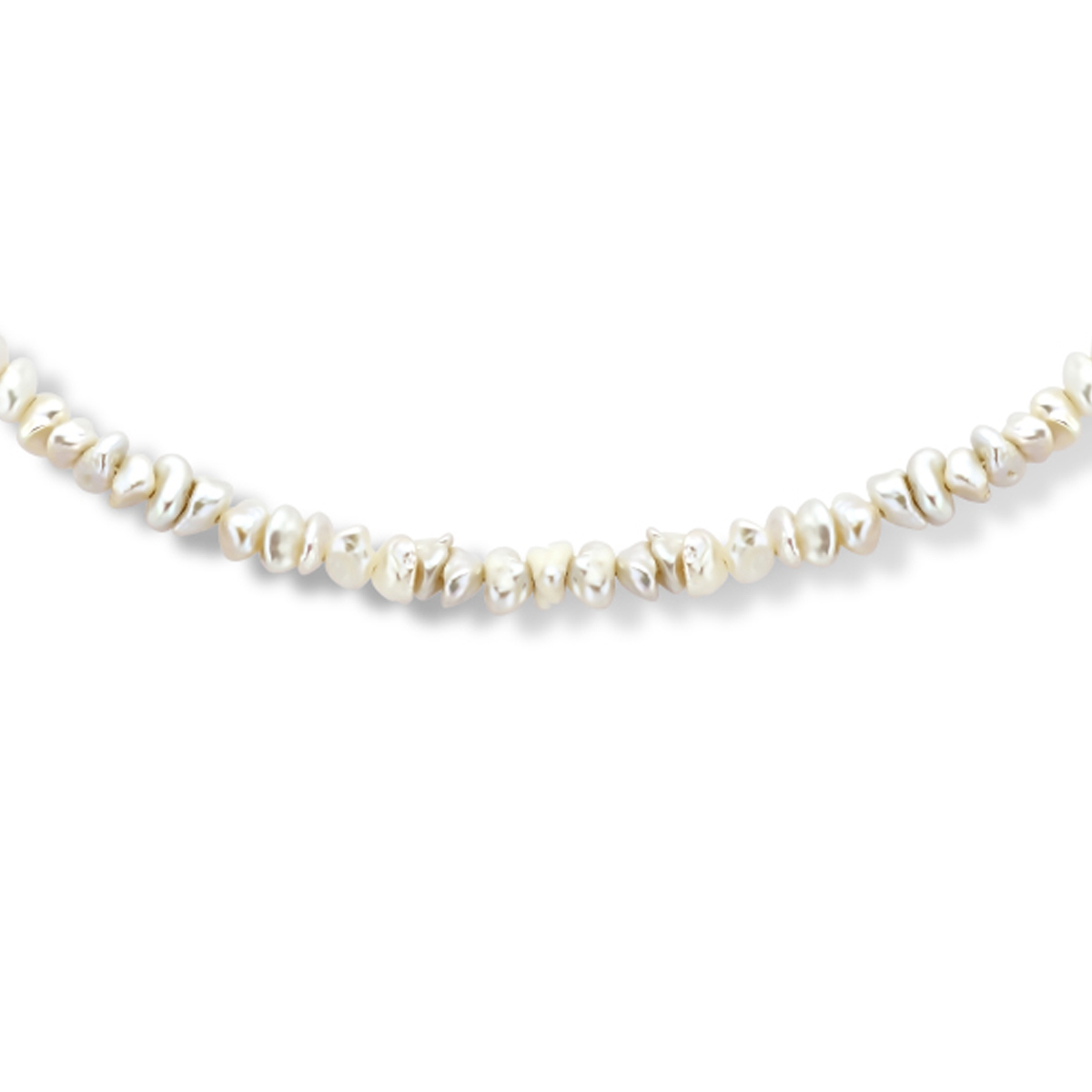 Geelgoud op 925 zilveren collier uitgevoerd met zoetwaterparels en een karabijnsluiting. Het collier heeft een draaglengte van 42cm met 3 extensie. Geen garantie op de plating.