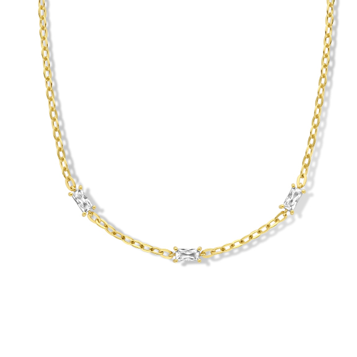 Geelgoud op 925 zilveren collier uitgevoerd met zirkonia stenen en een karabijn sluiting. Het collier heeft een draaglengte van 42cm met een extensie van 3cm. De schakelbreedte is 2.5mm. Geen garantie op de plating.