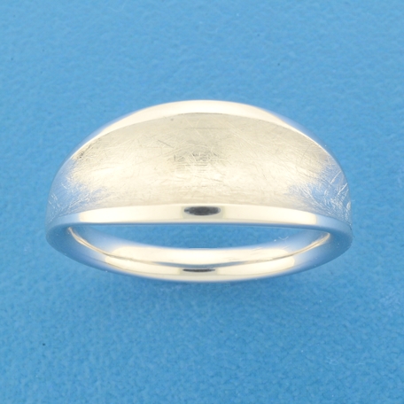 Gerhodineerd zilveren ring met een poli/gescratchte afwerking. De ring is onderdeel van een set.