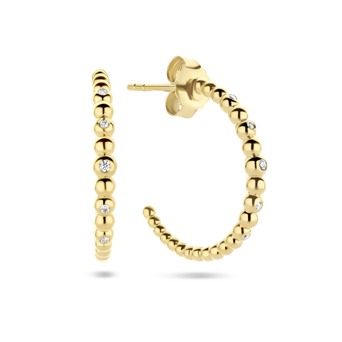 Geelgoud op 925 zilveren uitgevoerd met schitterende zirkonia. De stekeroorringen hebben een afmeting van 20x2.5mm. Geen garantie op de plating.