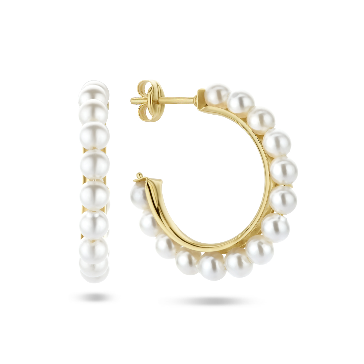 14k Geelgouden stekeroorringen uitgevoerd met synthetische parels. De oorringen hebben een breedte van 3.5mm.