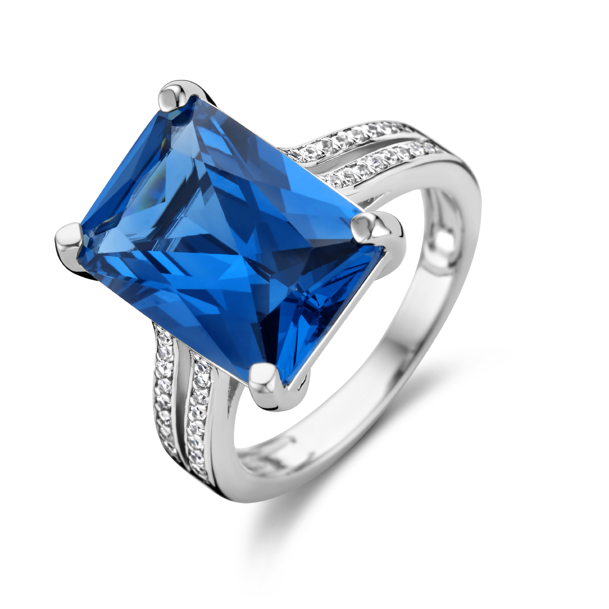 Gerhodineerd zilveren ring uitgevoerd met schitterende blauw zirkonia. De ring heeft een breedte van 14mm.