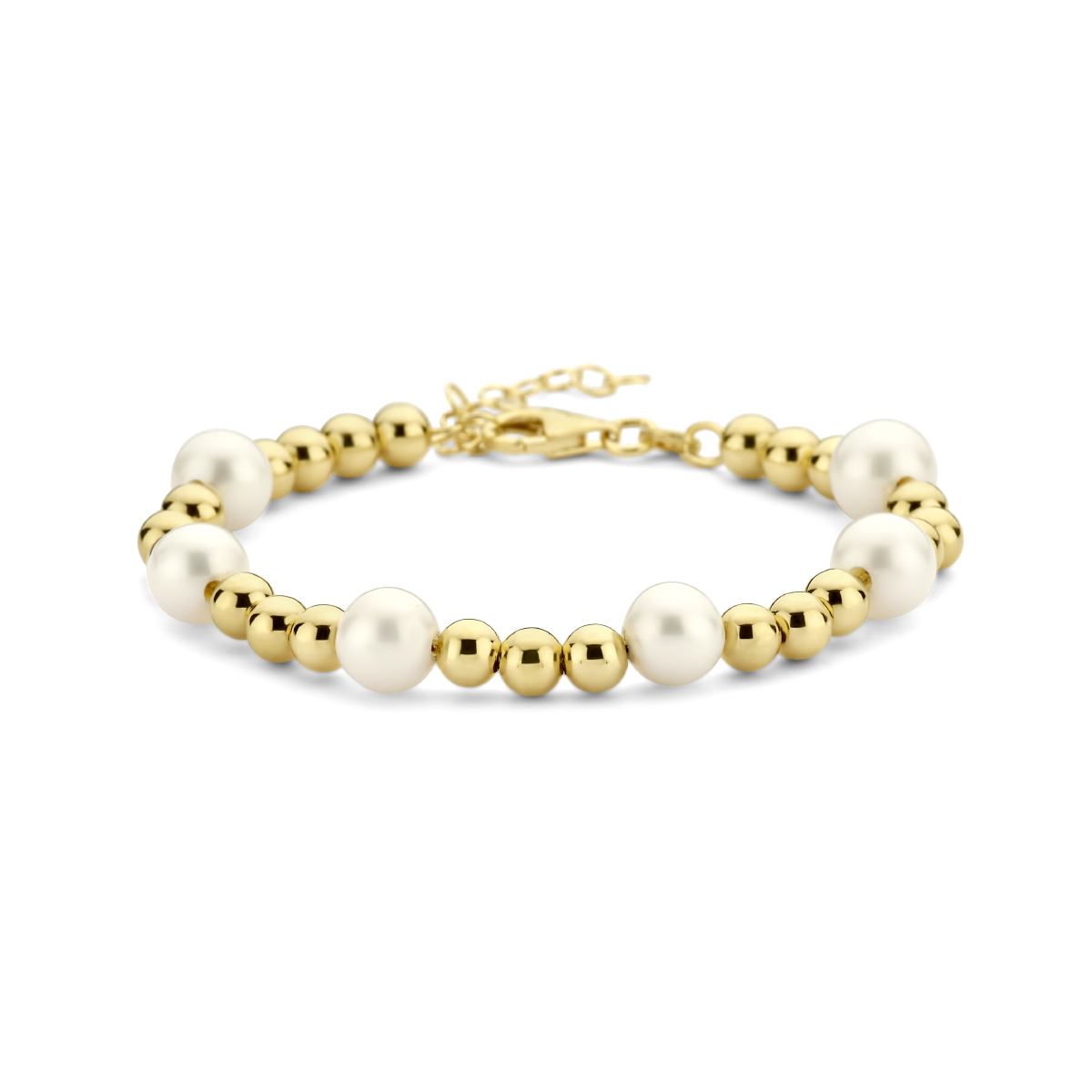 Geelgoud op 925 zilveren armband met zoetwaterparels van 8mm en bolletjes van 5mm. De armband heeft een draaglengte van 17cm en een extensie van 3cm. Uitgevoerd met een karabijn sluiting. Geen garantie op plating.