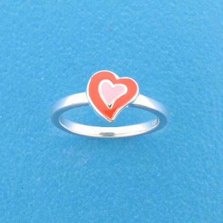 Gerrhodineerd zilveren ring met rode en roze emaille hart. De ring heeft een breedte van 7.5mm en is verkrijgbaar in verschillende maten. De ring is te combineren met bijpassende sieraden uit onze collectie.