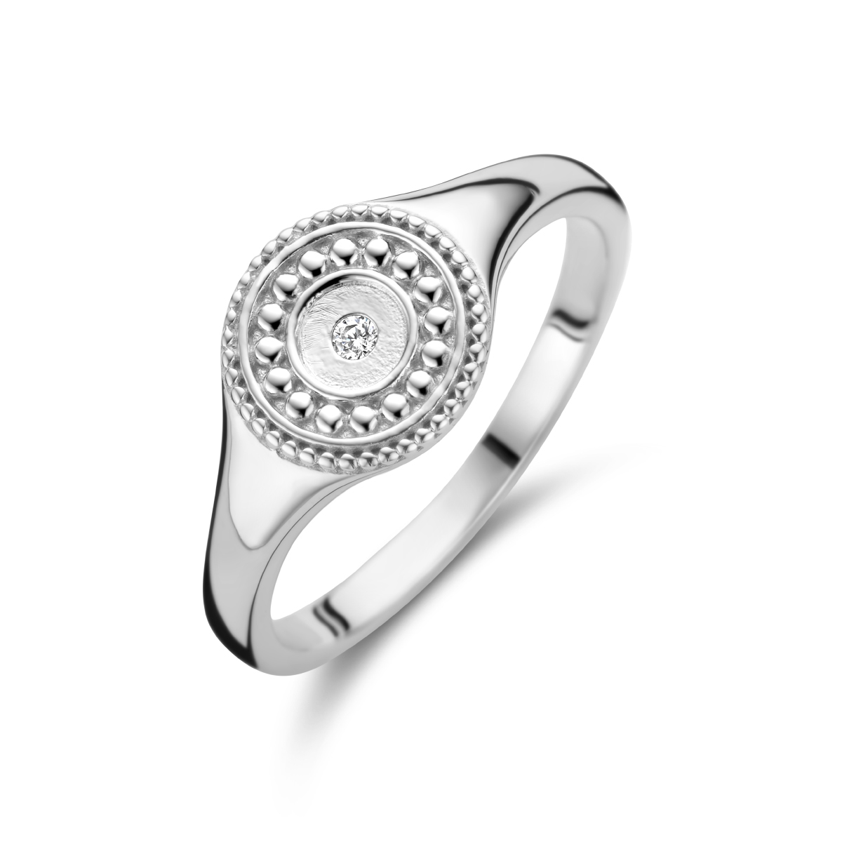Gerhodineerd zilveren ring uitgevoerd met zirkonia. De ring heeft een breedte van 9mm.