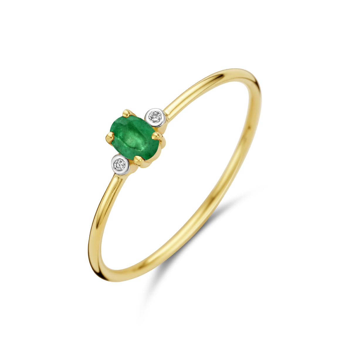 14k Geelgouden ring uitgevoerd met schitterende diamant en smaragd stenen. De ring heeft een een breedte van 4mm. De diamant zetting is gerhodineerd.