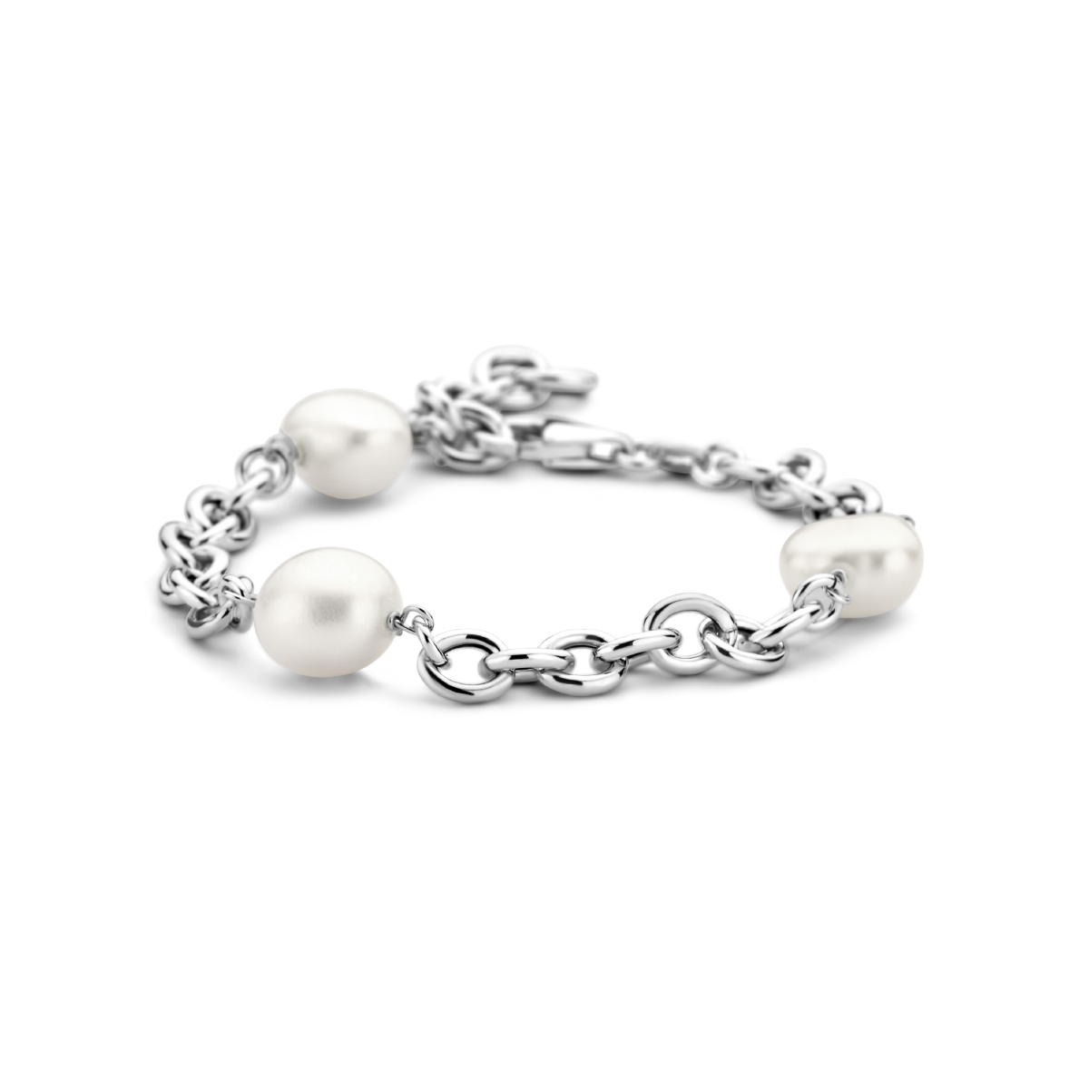 Gerhodineerd 925 zilveren armband uitgevoerd met zoetwaterparels. De armband heeft een draaglengte van 19.5cm. De schakelbreedte is 6mm. Uitgevoerd met een karabijn sluiting.