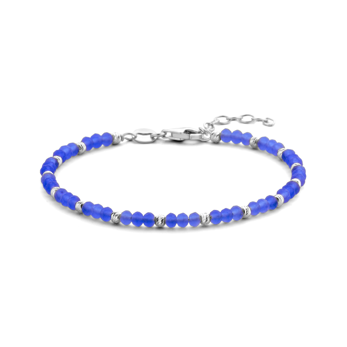 Gerhodineerd 925 zilveren armband uitgevoerd met blauw glas en een karabijn sluiting. De armband heeft een draaglengte van 16cm en een extensie van 3cm.