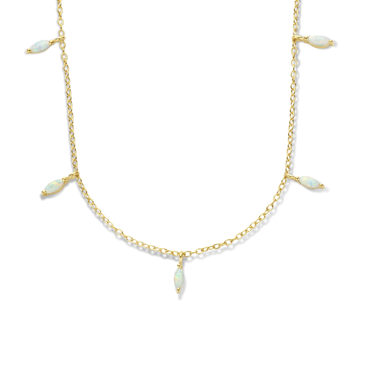 Geelgoud op 925 zilveren collier met synthetisch opaal. Het collier heeft een schakelbreedte van 1.2mm en is uitgevoerd met karabijnsluiting. De draaglengte is 41cm met een extensie van 4cm. Geen garantie op plating.