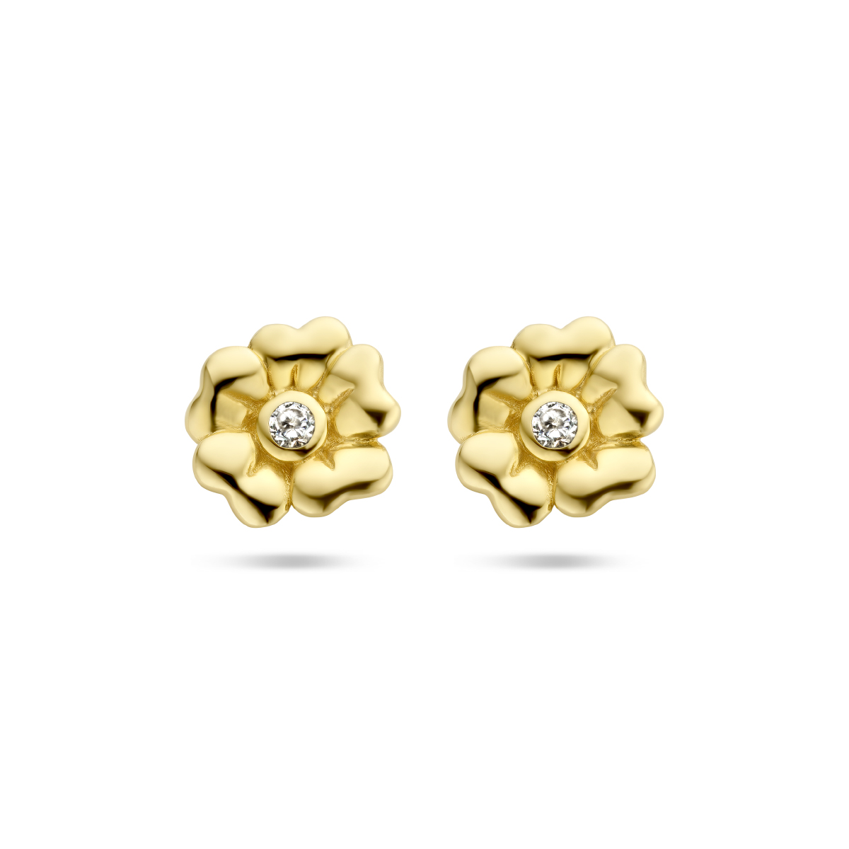 14k Geelgouden oorknoppen in de vorm van een bloem uitgevoerd met zirkonia. De oorknoppen hebben een diameter van 6.5mm.