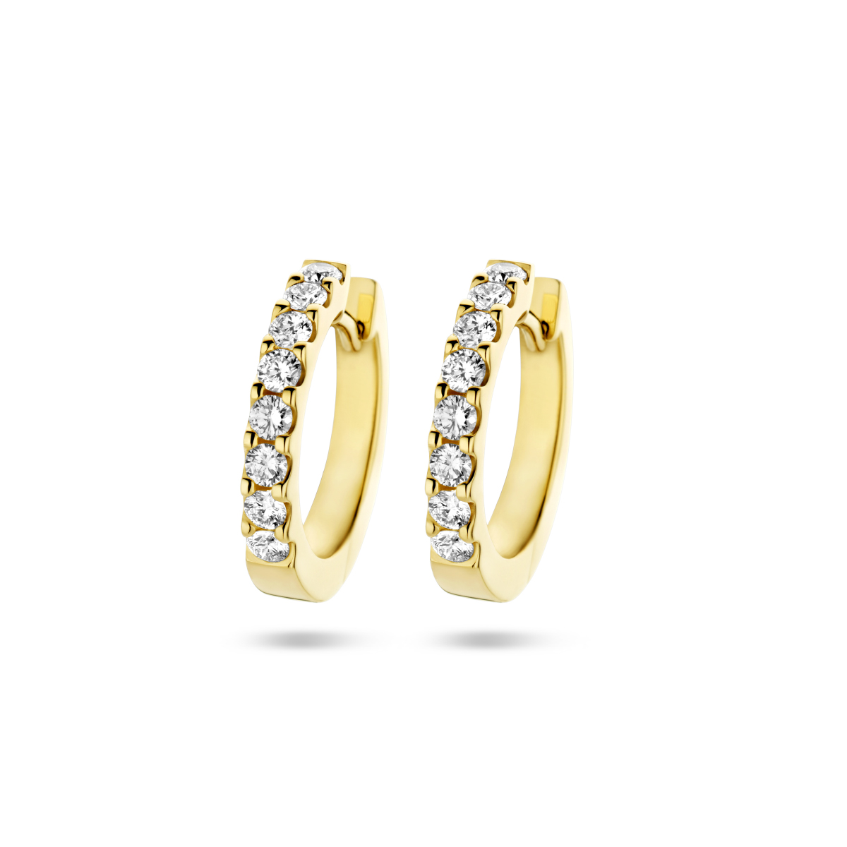 14k Geelgouden klapoorringen uitgevoerd met schitterend diamant. De klapoorringen hebben een afmeting van 15.5x2.5mm.