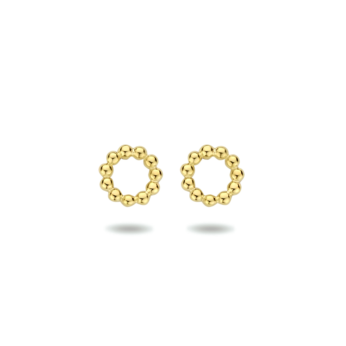 Geelgoud op 925 zilveren oorknoppen uitgevoerd met bolletjes, 1 micron. De oorknoppen hebben een diameter van 7mm. Geen garantie op plating.