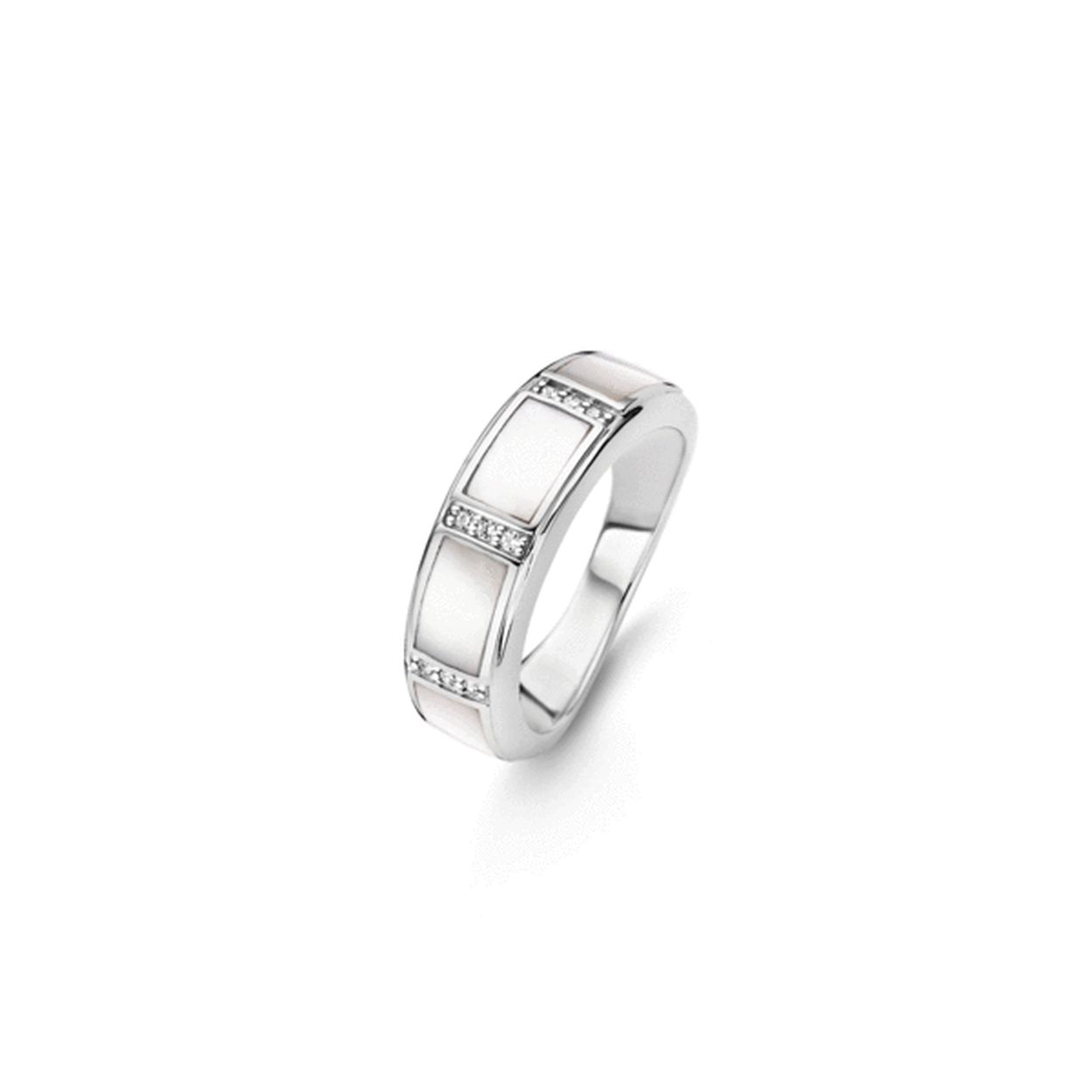 Vier elementen van parelmoer vormen de basis van deze elegante TI SENTO - Milano ring. De rechthoekige elementen van parelmoer en zirkonia zijn gezet in het gerhodineerd sterling zilver waar TI SENTO om bekend staat. De rhodiumlaag geeft het sieraad extra glans en een langere levensduur. De chique ring is afgewerkt met briljant geslepen kristallen voor een extra detail en sprankeling. De binnenzijde van de ring is ook fraai afgewerkt zodat de ring fijn draagt.