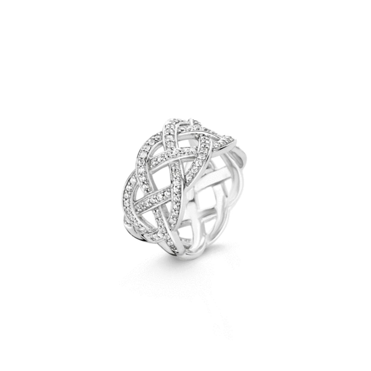 Met de hand pavé gezette zirkonia's, die stuk voor stuk zijn geslepen in briljantvorm, zijn verwerkt in dit brede vlechtontwerp van het TI SENTO designteam. De in elkaar gevlochten ringen hebben witte zirkonia's en zijn gemaakt van gerhodineerd sterling zilver. Ze hebben een kleine tussenruimte. Dit zorgt voor een licht draagcomfort van deze chique TI SENTO - Milano ring. De zirkonia's zijn aan beide zijden tot halverwege de ring gezet.