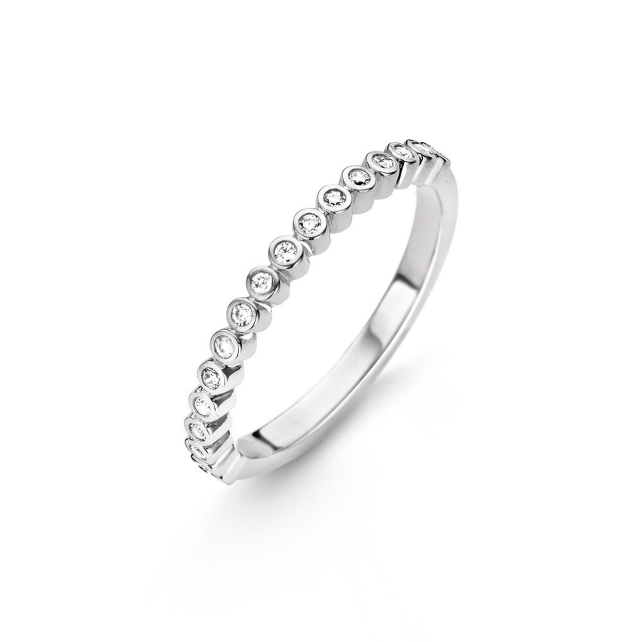 Deze stijlvolle TI SENTO - Milano ring blinkt uit door zijn simpele eenvoud. De briljant geslepen zirkonia's zijn in een bezel zetting tegen elkaar aan geplaatst. De witte zirkonia's zijn aan de voorzijde van de ring geplaatst. De ring is gemaakt van gerhodineerd sterling zilver. De rhodiumlaag over het zilver zorgt voor een extra glans en een langere levensduur van het sieraad. Deze ring kan alleen worden gedragen maar past ook binnen het TI SENTO Mix & Match concept. Een ring met parel staat mooi bij deze fijnzinnige ring.
