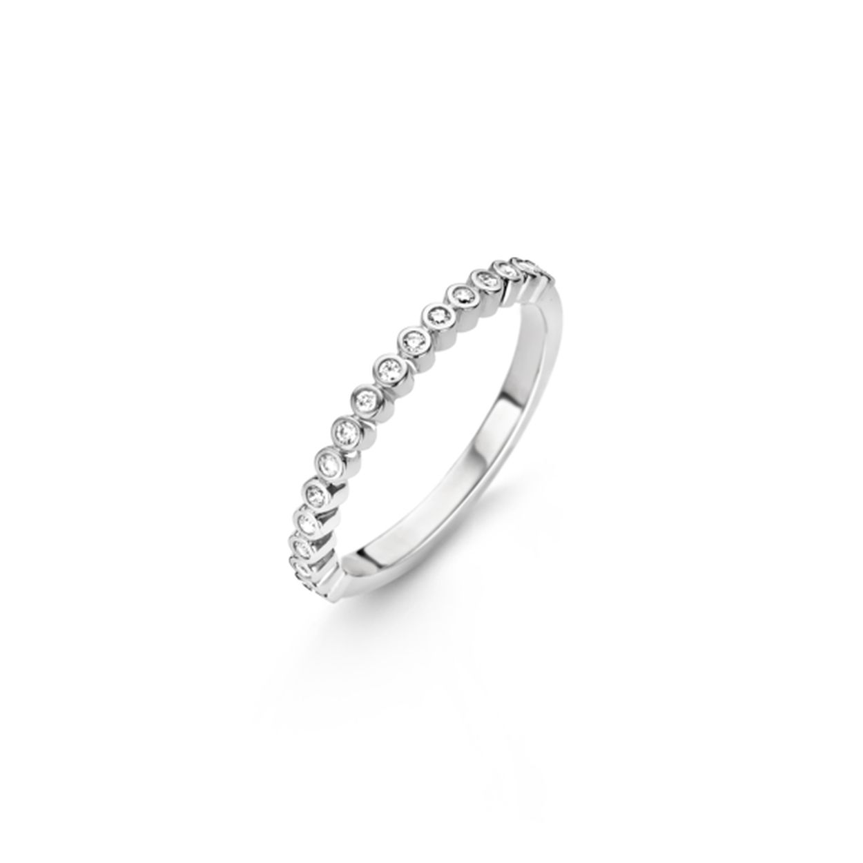 Deze stijlvolle TI SENTO - Milano ring blinkt uit door zijn simpele eenvoud. De briljant geslepen zirkonia's zijn in een bezel zetting tegen elkaar aan geplaatst. De witte zirkonia's zijn aan de voorzijde van de ring geplaatst. De ring is gemaakt van gerhodineerd sterling zilver. De rhodiumlaag over het zilver zorgt voor een extra glans en een langere levensduur van het sieraad. Deze ring kan alleen worden gedragen maar past ook binnen het TI SENTO Mix & Match concept. Een ring met parel staat mooi bij deze fijnzinnige ring.