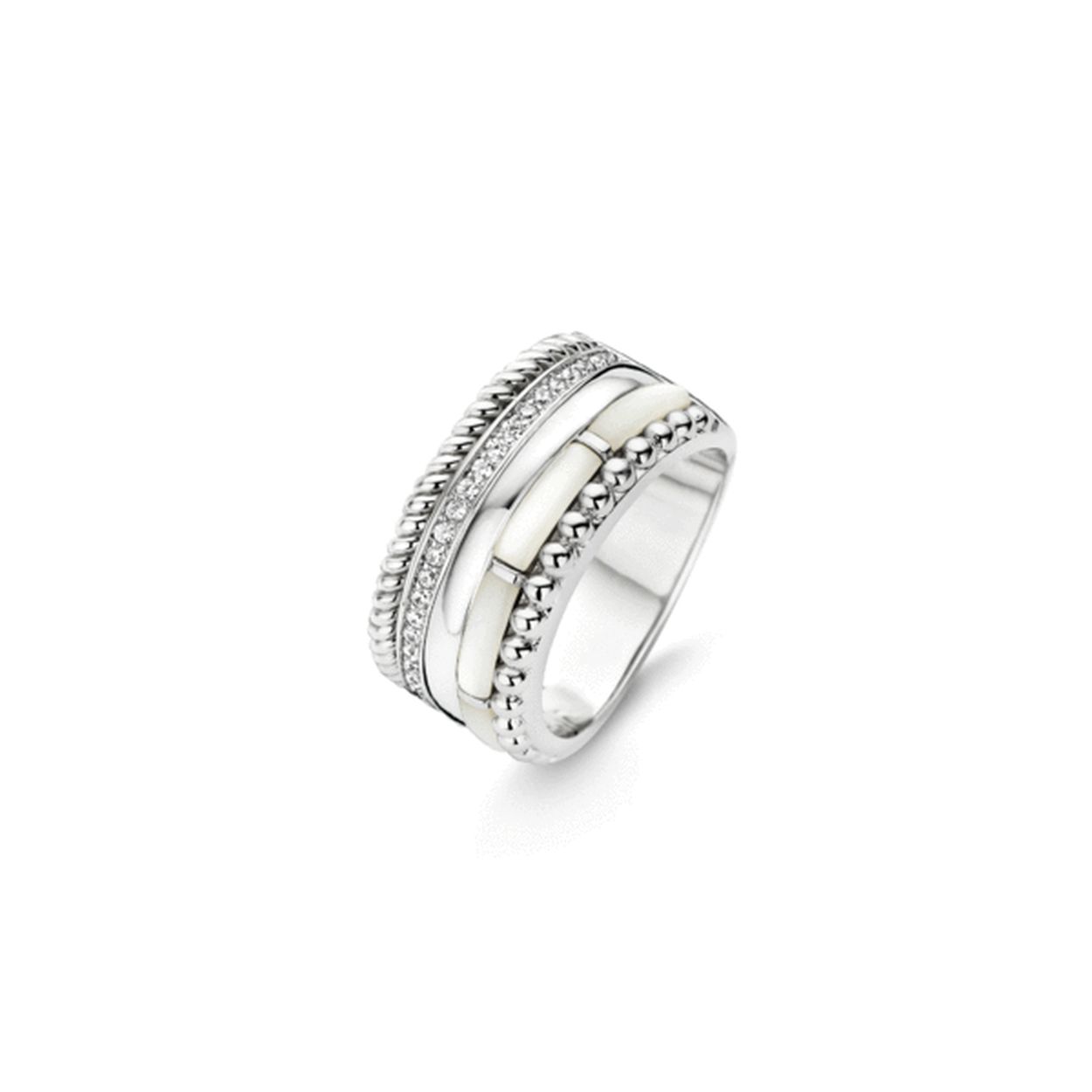 Deze brede TI SENTO - Milano ring heeft vijf verschillende afwerkingen in één ontwerp. Hierdoor lijkt het op een gestapelde ring maar het is er maar één. Dat zorgt voor meer draagcomfort en een gemakkelijke styling van het sieraad bij iedere outfit. De eerste afwerking is een ring van gedraaid zilver. Daaronder bevindt zich een rij met de hand gezette briljant geslepen witte zirkonia's. Een glad afgewerkte zilveren laag vormt een rustig middelpunt dat wordt afgewisseld met een ring met Mother of Pearl elementen. De laatste afwerking is een ring met zilveren bolletjes die stuk voor stuk zijn gepolijst. De binnenzijde van de ring is eveneens mooi afgewerkt. Dit geeft extra cachet aan het sieraad én een fijn draagcomfort. Het complete ontwerp is gemaakt van sterling zilver dat is voorzien van een rhodiumlaag voor meer glans en een langere levensduur.