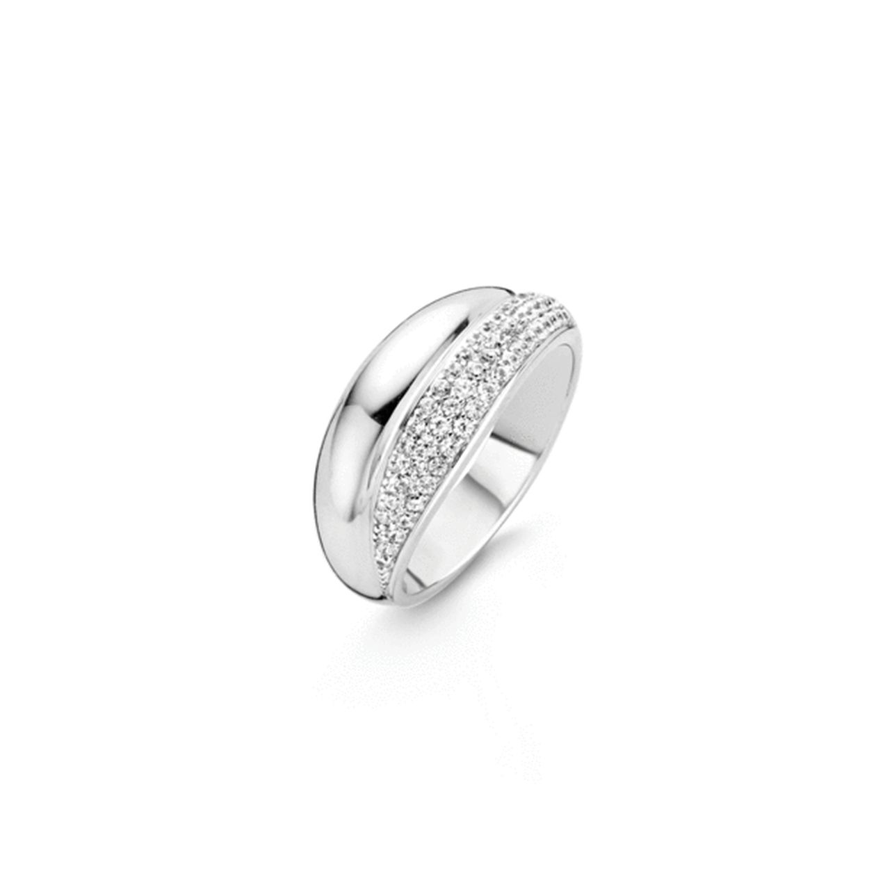 Deze iconische TI SENTO - Milano  ring is gemaakt van gerhodineerd sterling zilver en gezet met een band van pav� gezette witte zirkonia's. De ring is opgebouwd uit twee banden die de bovenste band met zirkonia extra onder de aandacht brengt. Deze ring is perfect te combineren met een paar klassieke pav� gezette creolen.