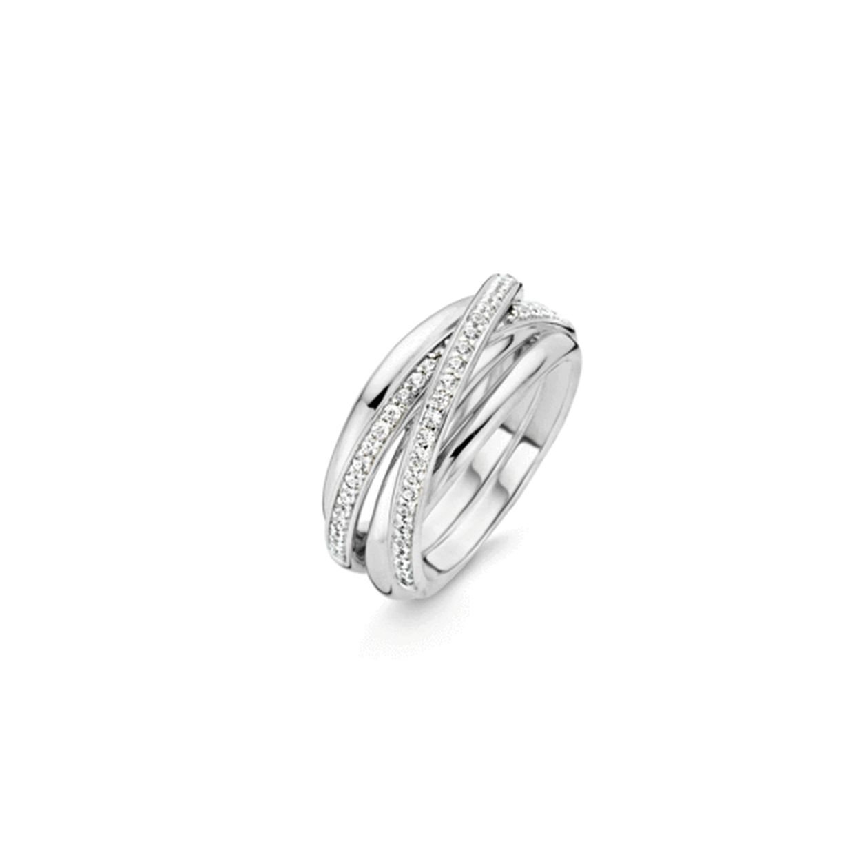 Deze klassieke en tijdloze TI SENTO - Milano ring van gerhodineerd sterling zilver is opgebouwd uit verschillende lagen die de bovenste laag met zirkonia's accentueren. Tussen de lagen is een ruimte opengehouden waardoor er een stukje huid te zien is bij het dragen van de ring. Dit zorgt voor een speelse en verleidelijke look. In de collectie zijn verschillende sieraden aanwezig die prachtig met deze ring kunnen worden gecombineerd volgens het TI SENTO - Milano Mix & Match concept.
