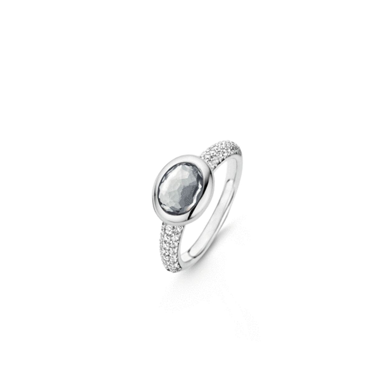 De sierlijke ring is voorzien van een ovale kristal in de kleur grijsblauw. De cabuchon kristal is gezet in een gladomzetting van gerhodineerd sterling zilver. De briljant geslepen zirkonia's zijn met de hand in een rijzetting verwerkt op de band van deze stijlvolle TI SENTO - Milano ring. Binnen het Mix & Match concept zijn er altijd bijpassende sieraden te verkrijgen.