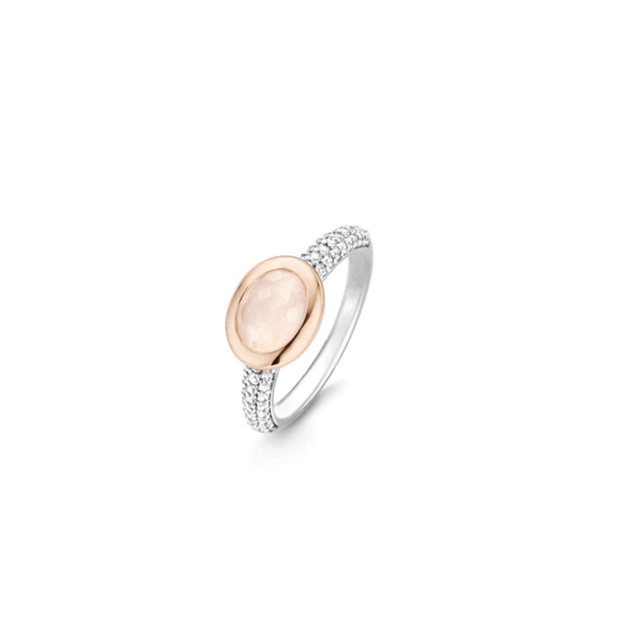 De ovale roze geslepen kristal in deze chique TI SENTO - Milano ring is in een gladomzetting geplaatst. Om de roze kleur te benadrukken is de ring voorzien van een 3 micron dikke laag 18 karaats ros�goud. De ring is gemaakt van gerhodineerd sterling zilver. De briljant geslepen zirkonia's zijn met de hand gezet. Binnen het Mix & Match concept zijn er altijd bijpassende sieraden te verkrijgen. 

TI SENTO � Milano sieraden worden altijd geleverd in een luxe verpakking. Hierin kun je jouw favoriete sieraad goed bewaren wanneer je het even niet draagt.