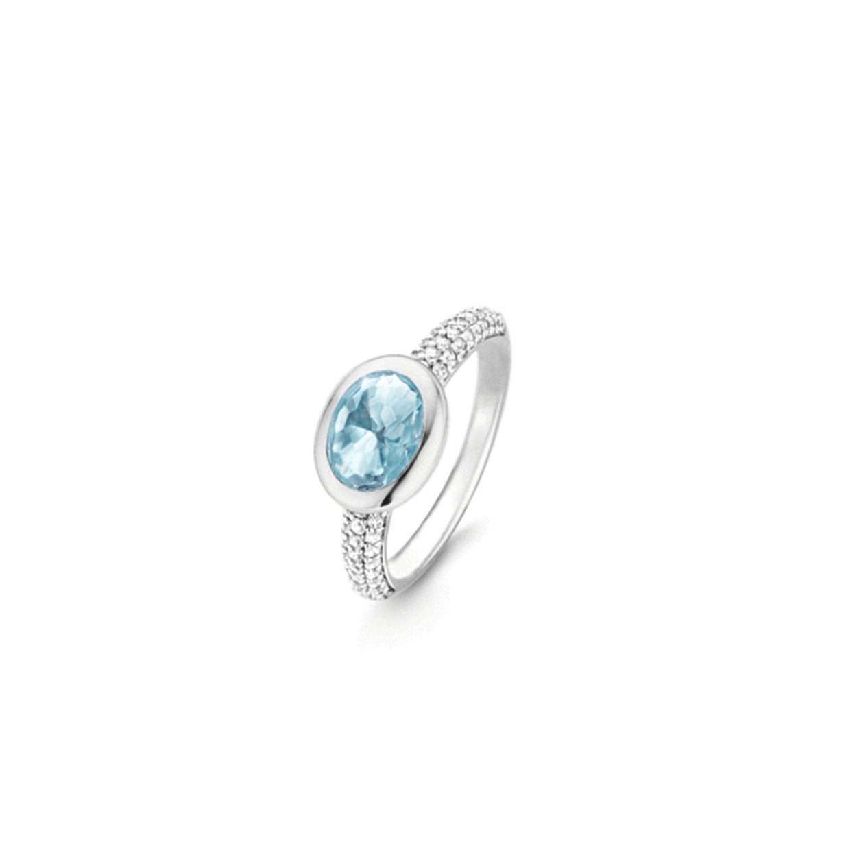 Deze TI SENTO - ring is gezet met een gefacetteerd blauwe kristal. De ovaalvormige steen is gezet in een gladomzetting. De ring is gemaakt van sterling zilver en is voorzien van een rhodiumlaag. Het rhodium zorgt voor een langdurige glans en bescherming van het sieraad. De band van de ring is voorzien van pavé gezette zirkonia's waardoor de schittering van de blauwe steen nog meer tot zijn recht komt. De ring heeft diverse bijpassende sieraden in de TI SENTO collectie.

TI SENTO - Milano sieraden worden altijd geleverd in een luxe verpakking. Hierin kun je jouw favoriete sieraad goed bewaren wanneer je het even niet draagt.