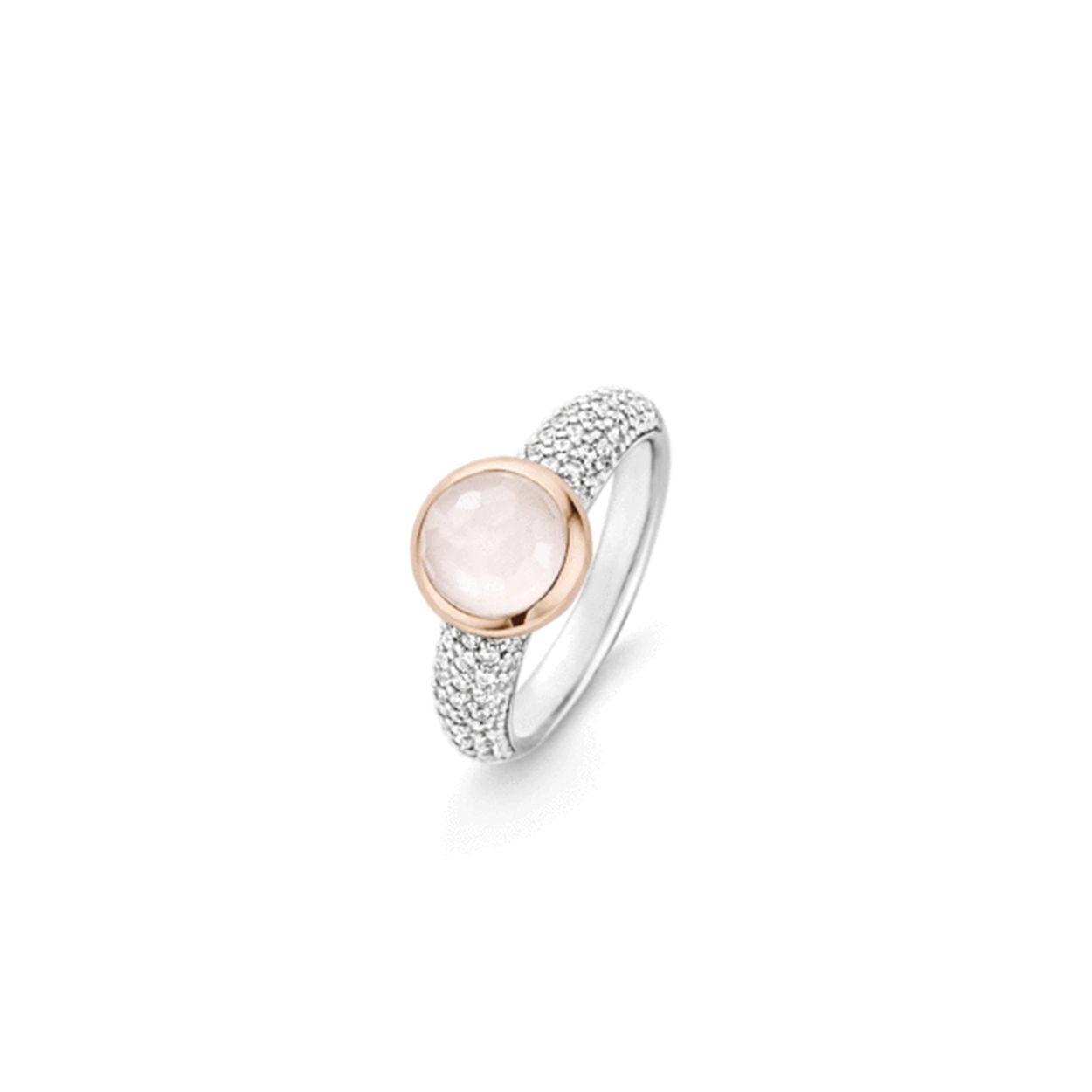 De sierlijke TI SENTO - Milano ring is voorzien van een lichtroze ronde kristal. De facetgeslepen kristal is gezet in een gladomzetting. De zilveren zetting is voorzien van een 18kt ros�gouden plating waardoor de roze kleur van de steen nog beter naar voren komt. De briljant geslepen zirkonia's zijn met de hand in een pav�zetting verwerkt op de band van deze stijlvolle TI SENTO - Milano ring. Binnen het Mix & Match concept zijn er altijd bijpassende sieraden te verkrijgen.

TI SENTO � Milano sieraden worden altijd geleverd in een luxe verpakking. Hierin kun je jouw favoriete sieraad goed bewaren wanneer je het even niet draagt.