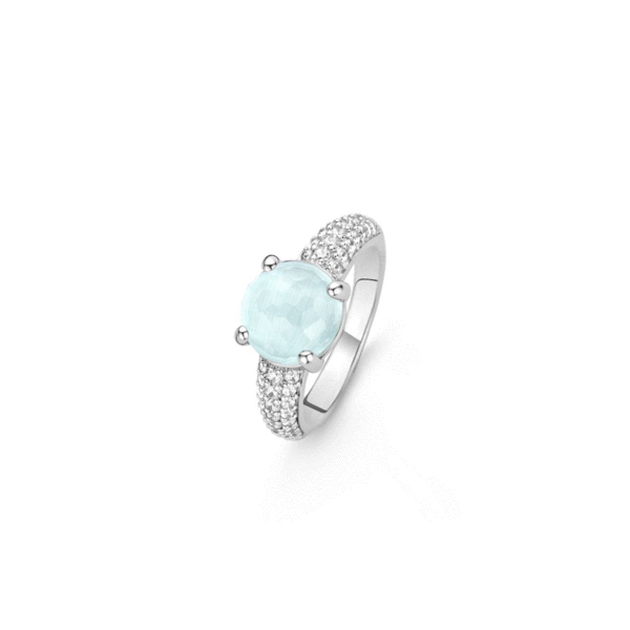 Een klassieke TI SENTO - Milano ring in een trendy aqua groene kleur. De middelste steen van de ring is fantasie geslepen en wordt vastgehouden door een chaton van vier verfijnde zetpootjes. De band van de ring is met de hand pav� gezet met zirconia's waardoor het een schitterend oppervlak heeft. De ring is geheel gemaakt van gerhodineerd sterling zilver. De rhodiumlaag zorgt voor een langdurige glans en bescherming van het sieraad. In de binnenzijde van de ring is het TI SENTO logo gegraveerd. De ring met referentie 12086AG heeft verschillende bijpassende sieraden volgens het Mix & Match concept.

TI SENTO � Milano sieraden worden altijd geleverd in een luxe verpakking. Hierin kun je jouw favoriete sieraad goed bewaren wanneer je het even niet draagt.