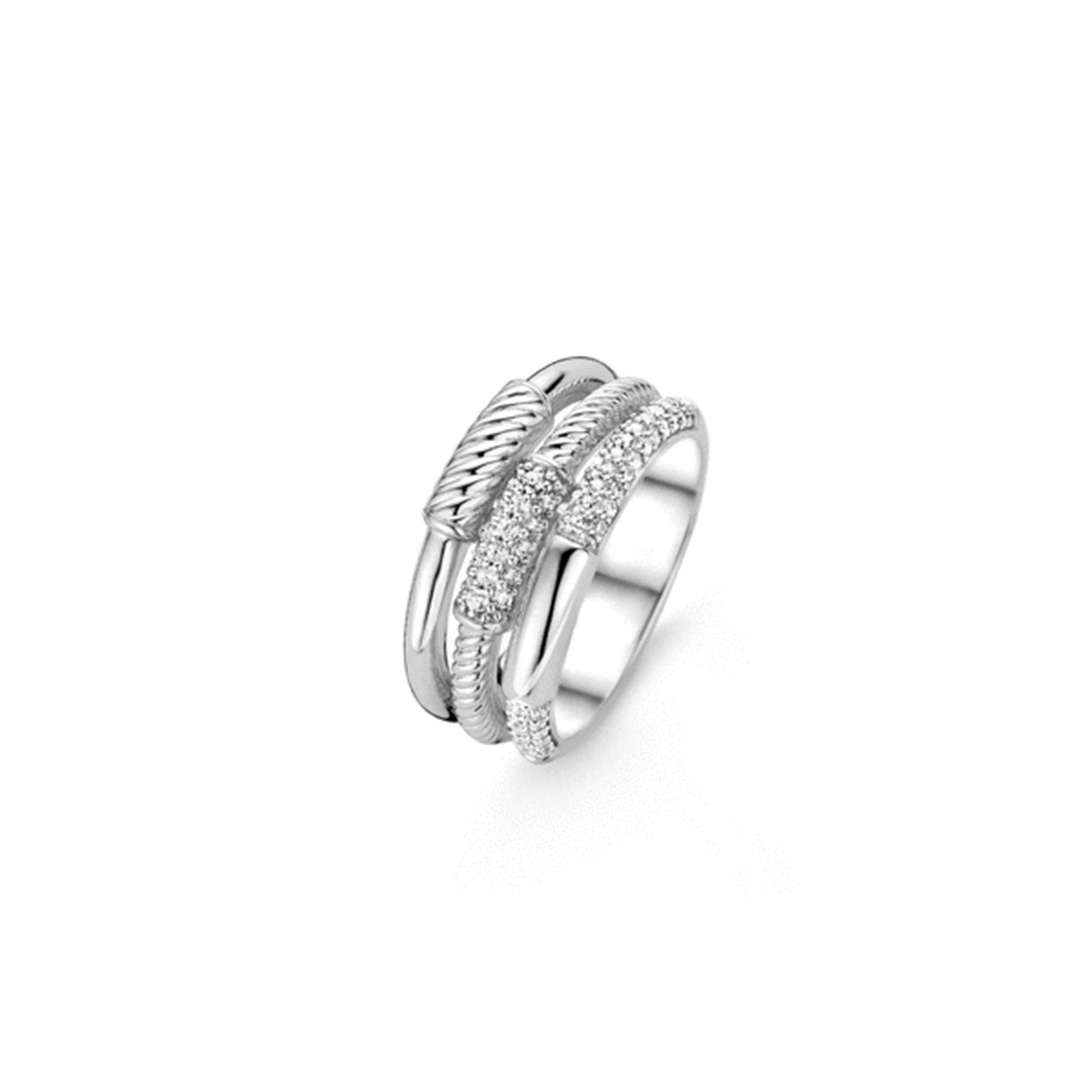 Deze TI SENTO - Milano ring lijkt te bestaan uit drie smalle ringetjes maar zijn verwerkt in één design. De verschillende banden hebben ieder een andere afwerking: glad gepolijst zilver gedraaid zilver en pavé gezet met zirconia. Op iedere band zit een smalle verhoging met daarin een van de andere drie afwerkingen. Tussen de verschillende banden is een smalle opening gehouden zodat iedere band goed tot zijn recht komt. De combinatie van zilverafwerkingen en zirconia maakt het mogelijk deze ring met vele andere sieraden te combineren binnen de TI SENTO collectie.

TI SENTO - Milano sieraden worden altijd geleverd in een luxe verpakking. Hierin kun je jouw favoriete sieraad goed bewaren wanneer je het even niet draagt.