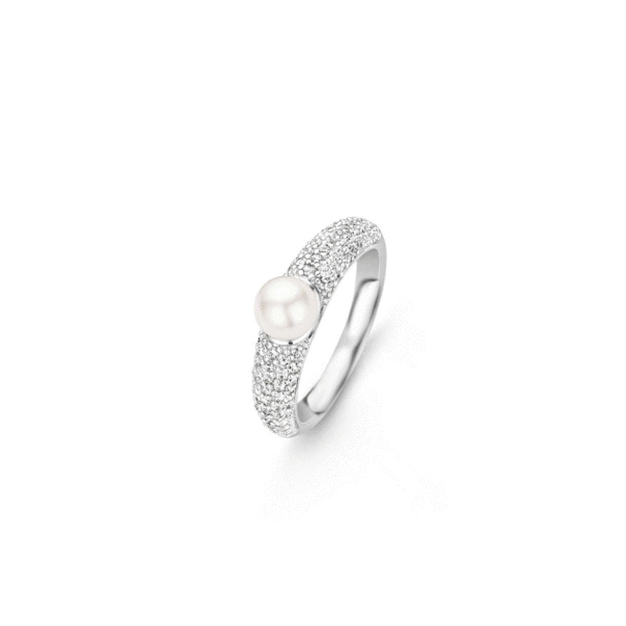 Deze TI SENTO - Milano ring is een klassiek ontwerp. De ronde band van de ring is pav� gezet met zirconia's wat voor een mooie schittering zorgt. De stenen zijn handgezet. In het midden is een witte Swarovski parel gezet met een diameter van 6 mm. De ring is gemaakt van gerhodineerd sterling zilver wat voor een mooie glans en bescherming zorgt. Door de combinatie van de klassieke materialen parel en zirconia is de ring goed te combineren met bijna alle sieraden binnen de TI SENTO collectie.

TI SENTO � Milano sieraden worden altijd geleverd in een luxe verpakking. Hierin kun je jouw favoriete sieraad goed bewaren wanneer je het even niet draagt.