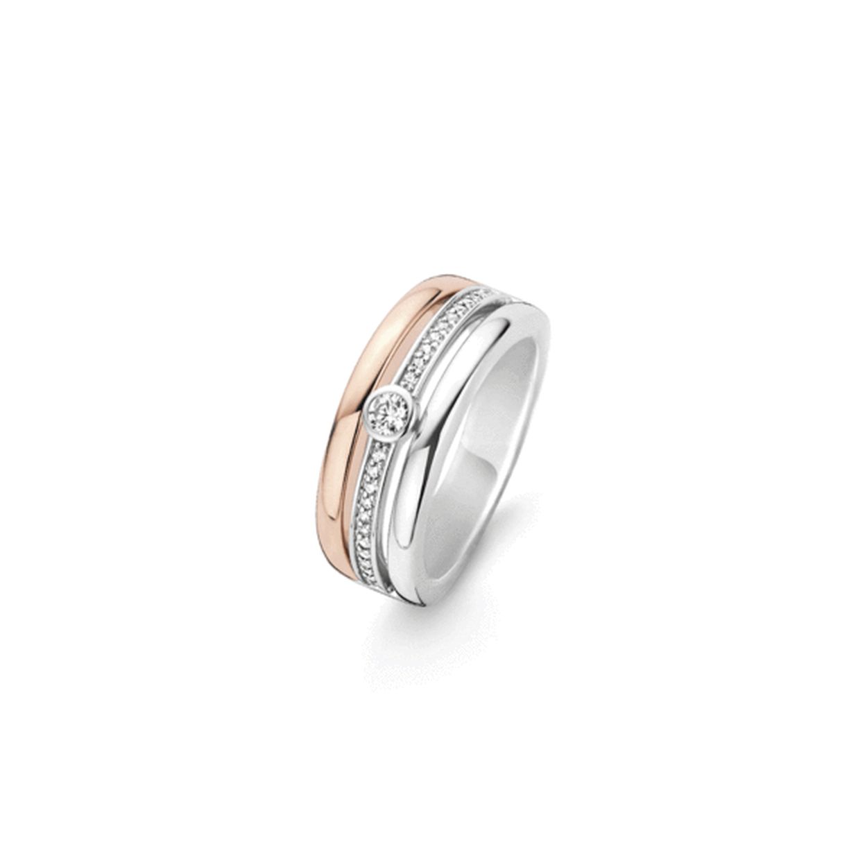 Het verfijnde ontwerp van deze TI SENTO ring ontstaat door de openheid tussen de verschillende banden. De ring bestaat aan de bovenzijde uit drie losse banden: een gladgepolijste zilveren band aan de buitenzijde, een band welke pavé is gezet met zirconia en aan de andere zijde hiervan een gladgepolijste rosé plated band. Op de middelste ring is een grotere zirconia gezet in een gladomzetting. Door de gladde afwerking is het een modern design. De gehele ring is gemaakt van gerhodineerd sterling zilver. De rhodium laag zorgt voor een langdurige glans en bescherming.