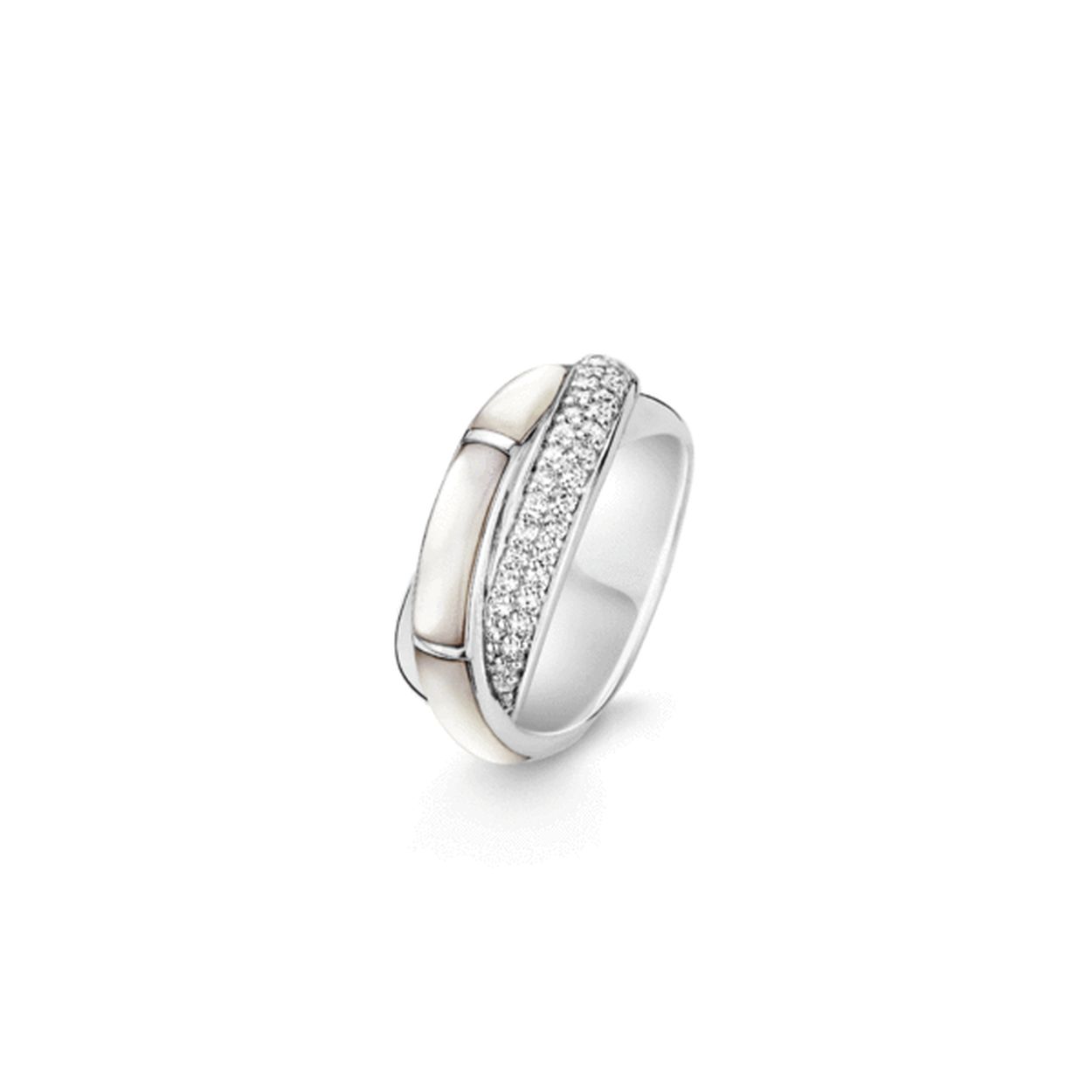 Parelmoer is al jaren een favoriet in de TI SENTO - Milano sieraden maar in deze ring vernieuwd toegepast. De combinatie van parelmoer pavé gezet zirconia en gladgepolijst zilver komt goed tot zijn recht door het golvende patroon waarin het is verwerkt. De verschillende banden lijken oneindig over elkaar heen te golven. De ring is gemaakt van gerhodineerd sterling zilver. De rhodiumlaag beschermt het zilver tegen natuurlijke verkleuring en geeft het een langdurige glans. In de TI SENTO collectie zijn verschillende bijpassende sieraden verkrijgbaar volgens het Mix & Match concept.

TI SENTO - Milano sieraden worden altijd geleverd in een luxe verpakking. Hierin kun je jouw favoriete sieraad goed bewaren wanneer je het even niet draagt.