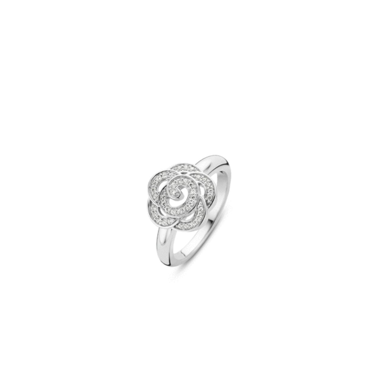 Een ware eyecatcher is deze ring van TI SENTO - Milano. De smalle band van de ring draagt de prachtig opengewerkte bloemvorm die gezet is met briljant geslepen zirkonia's. De zirkonia's geven een schittering die je betovert en waar je naar blijft kijken. De trend die in de kleding te zien is met de vele vrolijke subtiele bloemen loopt door in de sieraden. Daardoor is de ring met deze prachtige vrouwelijke vorm ideaal om jouw look af te maken. De ring is een onderdeel uit een serie van de collectie met dezelfde bloem. De set is compleet te maken met een armband kettingen oorstekers en oorbedels.