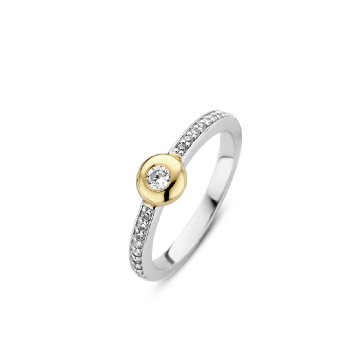 Een iconische ring is dit model uit de TI SENTO - Milano collectie. De ring is geschikt voor alle gelegenheden. De bolle goudkleurige zetting bovenop de band geeft net dat beetje spice. De met zorg hand gezette briljant geslepen zirkonia's geven de ring een subtiele schittering. Aan de binnenkant van de ring hebben de designers tijdens het schetsen veel aandacht besteed. Deze is net zo mooi afgewerkt als de buitenkant voor een fijn draag comfort. Maak je look compleet door deze ring te combineren met de ketting en oorhangers met dezelfde goudkleurige bolle zetting. De ring is ontworpen in het atelier van TI SENTO - Milano en gemaakt van gerhodineerd 925 sterling zilver die voldoet aan de goudsmid standaard.