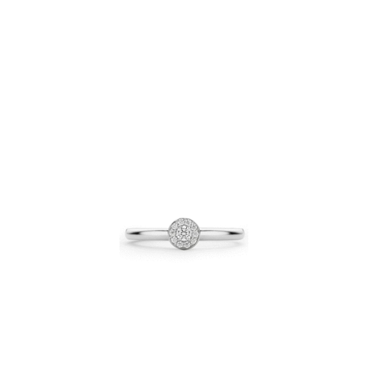 Deze ring van TI SENTO - Milano is gemaakt van gerhodineerd sterling zilver. De ring heeft een smalle gladde band en heeft een subtiele uitstraling. De ring kan prima gebruikt worden als een aanschuifring door deze te dragen naast andere ringen om dezelfde vinger. De ring op zichzelf kan natuurlijk ook alleen gedragen worden voor een minder uitbundige look. Bovenop de ring is een niet al te grote cirkelvrom gezet met briljant geslepen zirkonia's die zorgen voor een subtiele schittering.