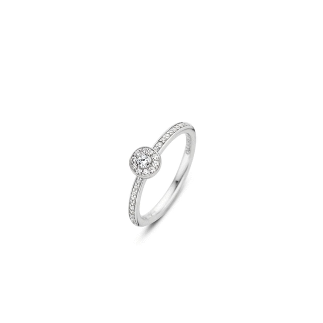 Deze TI SENTO - Milano ring is een fraaie ring die eigenlijk niet kan ontbreken in de sieradencollectie. De ring heeft een smalle band gezet met zirkonia's. Je kunt deze ring dragen als aanschuifring met andere ringen om dezelfde vinger. Uiteraard kan de ring ook individueel gedragen worden want ook in zijn eentje komt deze ring goed tot zijn recht door de schittering van de briljant geslepen zirkonia's.