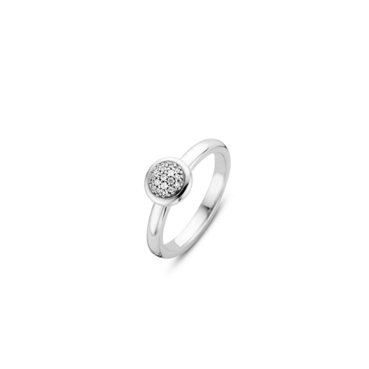 Deze TI SENTO - Milano ring is gemaakt van gerhodineerd sterling zilver. De zirkonia's zijn pav� gezet en vallen in een gladomzetting. Draag deze ring met meerdere ringen aan dezelfde vinger van TI SENTO's Mix & Match reeks. Zo kun je jouw eigen sieraad samenstellen!