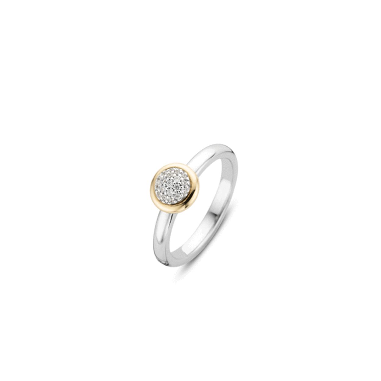 Deze TI SENTO - Milano ring is gemaakt van gerhodineerd sterling zilver. De zirkonia's zijn pav� gezet en de 18k geelgouden plating maakt deze ring helemaal af. Draag deze ring met meerdere ringen om dezelfde vinger van TI SENTO's Mix & Match reeks. Zo kun je je eigen sieraad samenstellen!