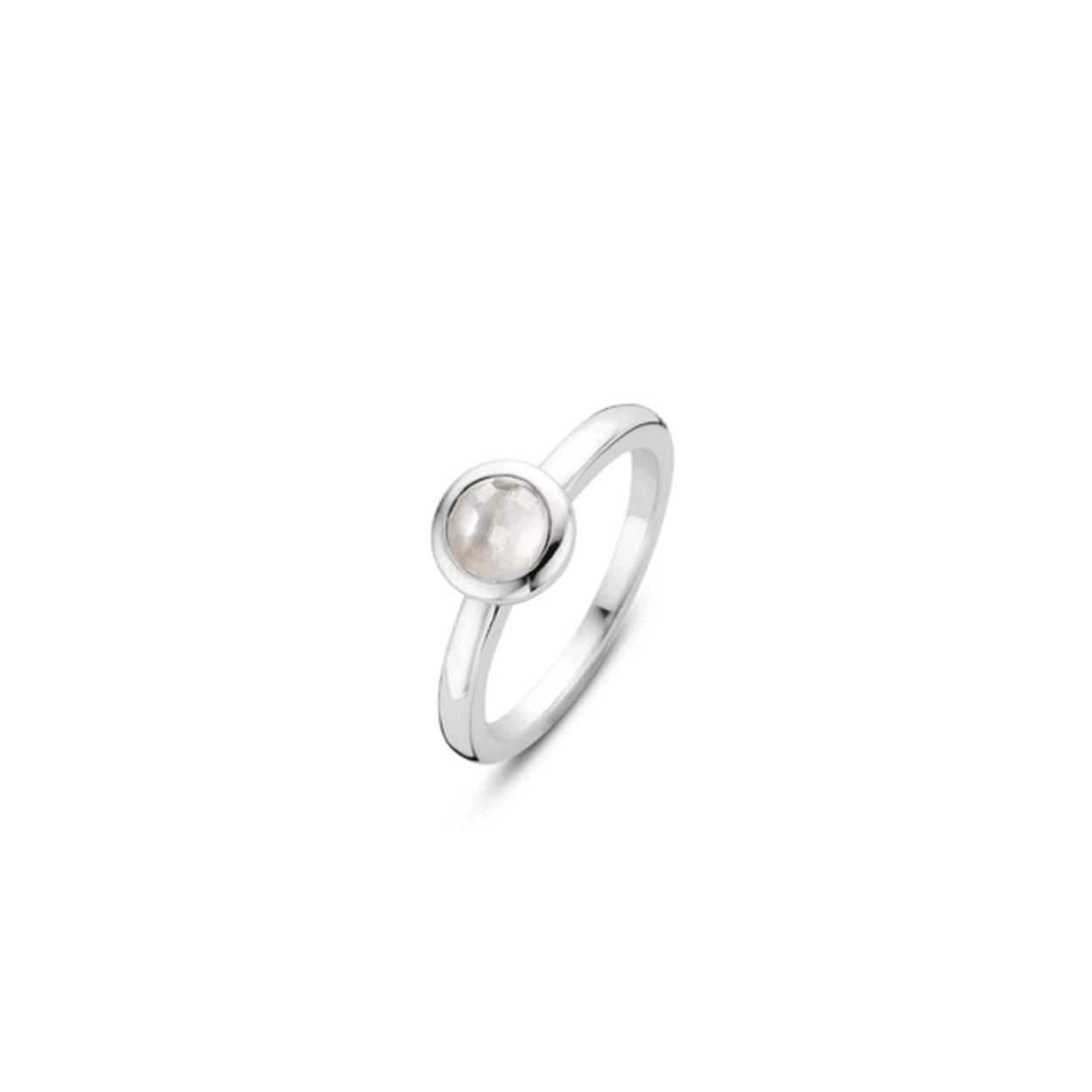 TI SENTO - Milano ring gemaakt van gerhodineerd sterling zilver. Deze ring is gezet met een melkwitte gefacetteerde crystal. Een goede basic voor in iedere sieradenkist! Draag deze ring samen met andere aanschuifringen aan dezelfde vinger en creëer zo je eigen look!